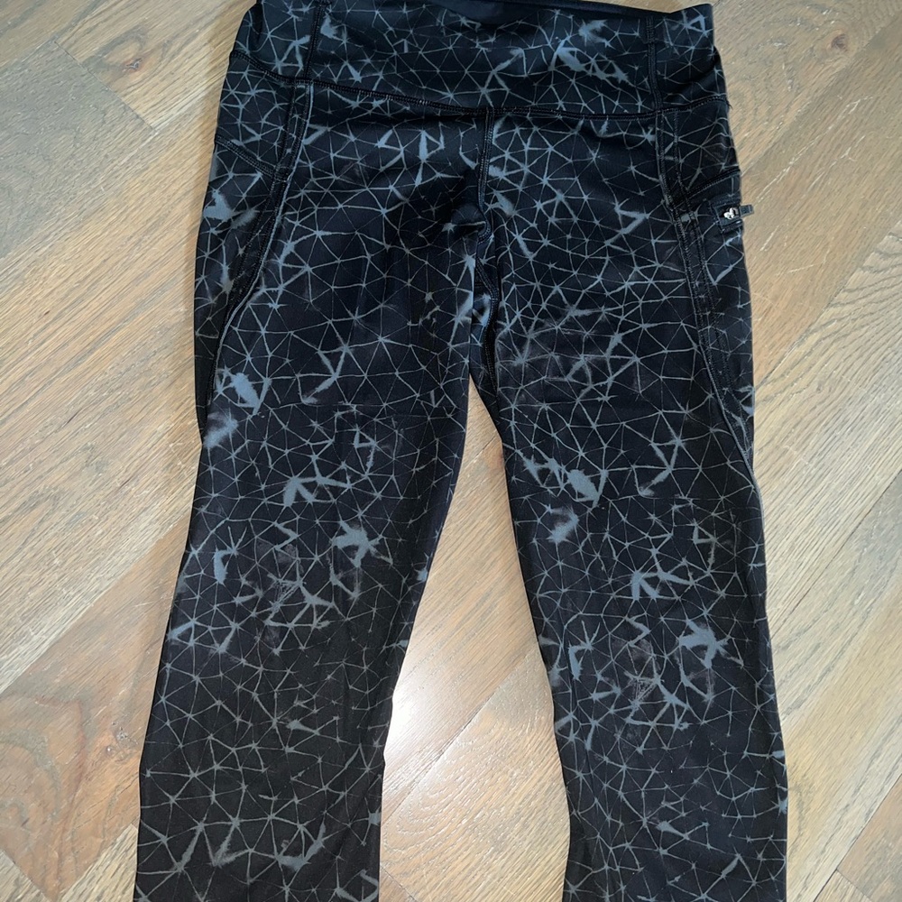 Lululemon Black Geometric crop Leggings Sz 4